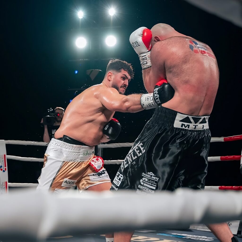 Granit Shala (l.) trifft Daniel Dietz mit einer krachenden Rechten zum Körper. (Foto: AGON Sports/Luan Lücht)