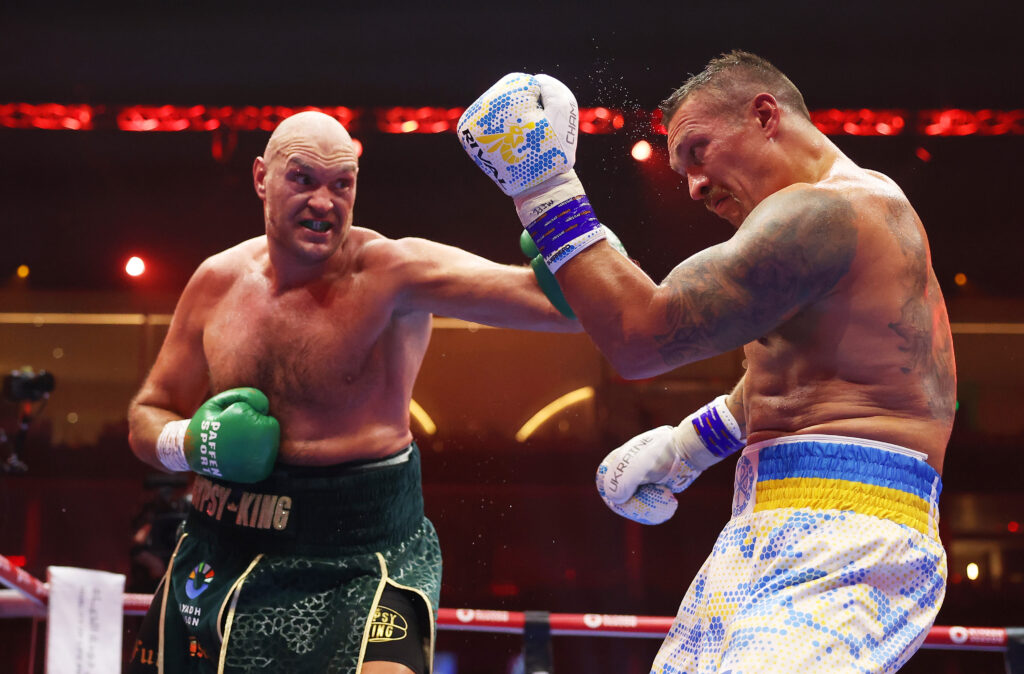 Tyson Fury (l.) will den Rückkampf gegen Oleksandr Usyk aktiver gestalten