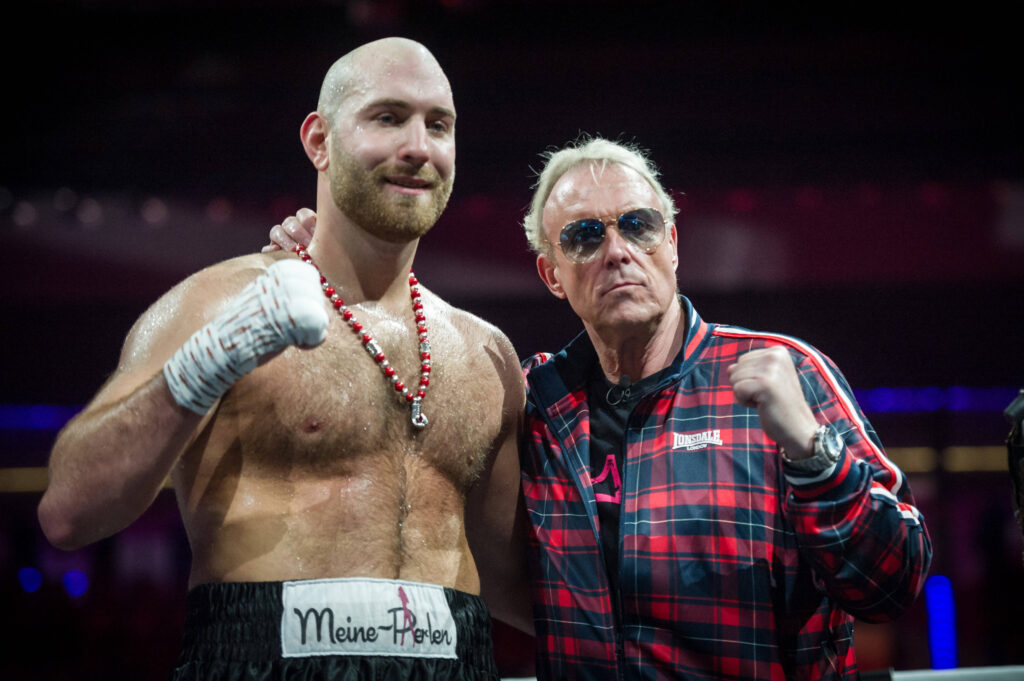 13 Fights, 12 Knockouts: Daniel Dietz (l.), hier mit Promoter Rainer Gottwald, ist ein wahrer K.o.-Spezialist. (Foto: IMAGO/Eibner)