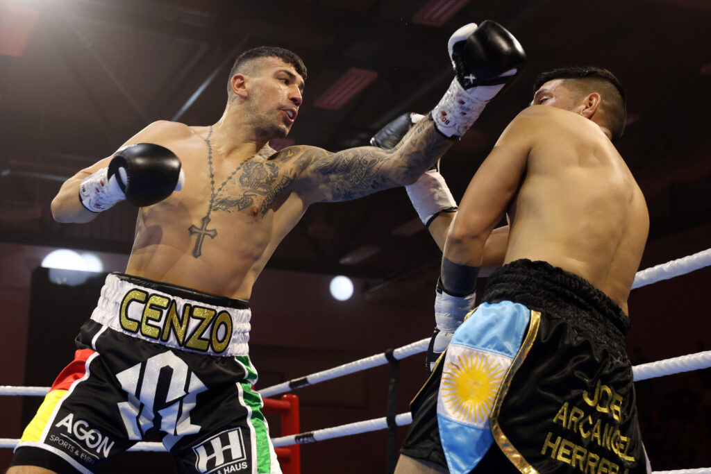 Vincenzo Gualtieri (l.), hier im Oktober 2024 gegen Job Ezequiel Herrera, will zurück in die Weltspitze und boxt auf der Undercard von Felix Sturm am 15. Februar in der ratiopharm Arena in Neu-Ulm. (Foto: IMAGO / Torsten Helmke)