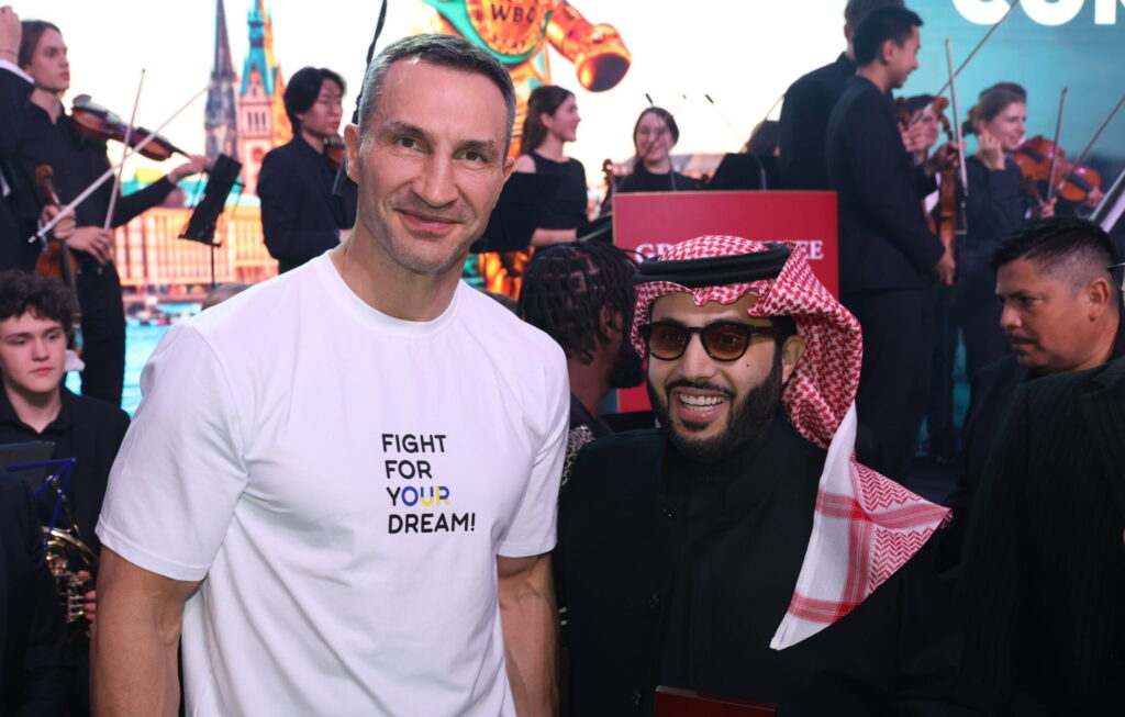 Der Macher der Ryad Season Turki Al-Sheikh (r.) wollte Wladimir Klitschko auf der WBC Convention in Hamburg angeblich zu einem Comeback überreden. (Foto: IMAGO / Torsten Helmke)