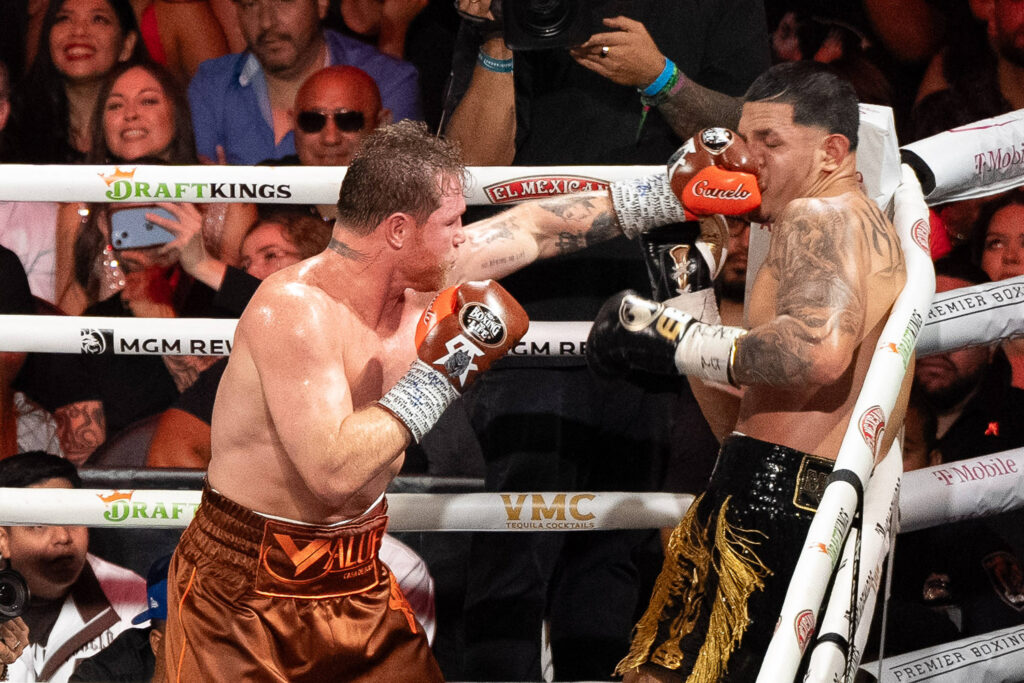 Canelo Alvarez (l.), hier am 14. September 2024 gegen Edgar Berlanga, strebt als nächstes eine Titelvereinigung gegen IBF-Champion William Scull aus dem AGON Boxstall an. (Foto: imago-images / ZUMA Press Wire) 