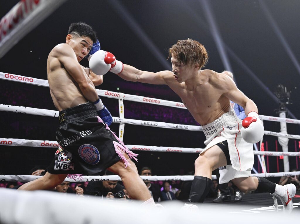 Naoya Inoue (r.) besiegte den Südkoreaner Ye Joon Kim nach vier Runden durch T.K.o. und bleibt auch im 21. WM-Kampf in Folge ungeschlagen. (Foto: imago-images/Kyodo News)