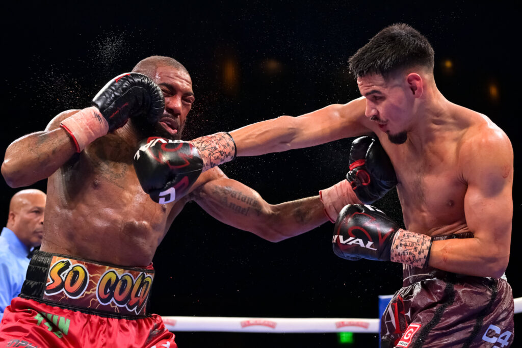 Diego Pacheco (r.) hatte keine Mühe mit seinem US-Landsmann Steven Nelson. Nach 12 Runden werteten die Punktrichter den Kampf einstimmig 117-111 für den 23-jährigen Boxer aus Los Angeles. (Foto: imago-images / ZUMA Press Wire)