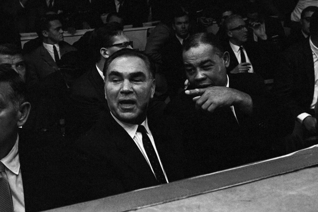 Aus Gegnern von einst wurden Freunde fürs Leben: Max Schmeling (l.) und Joe Louis, hier bei einer Box-Veranstaltung am 10. September 1966 in Frankfurt am Main. (Foto: imago-images.de/Sven Simon)