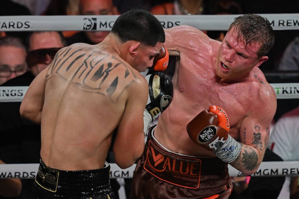 Schiebt Canelo Alvarez, hier 2024 gegen Edgar Berlanga, im Mai einen Showkampf gegen Jake Paul ein? „Canelo vs. Paul“ wäre wohl ein millionenschweres Pay-Per-View-Highlight mit Rekordbörsen für beide Akteure. (Foto: imago-images.de/Agencia-MexSport)