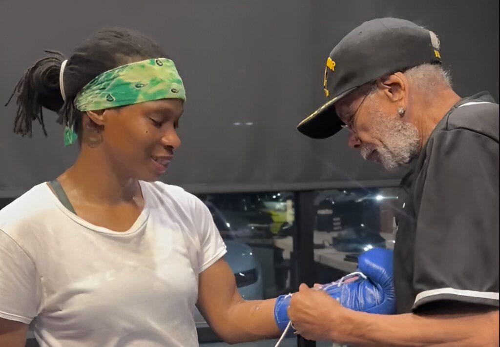 Bis zuletzt konnte man Kenny Adams im DLX Boxing Gym in Las Vegas antreffen, wo er dem Nachwuchs mit Rat und Tat zur Seite stand. (Foto: instagram.com/dlxboxing)