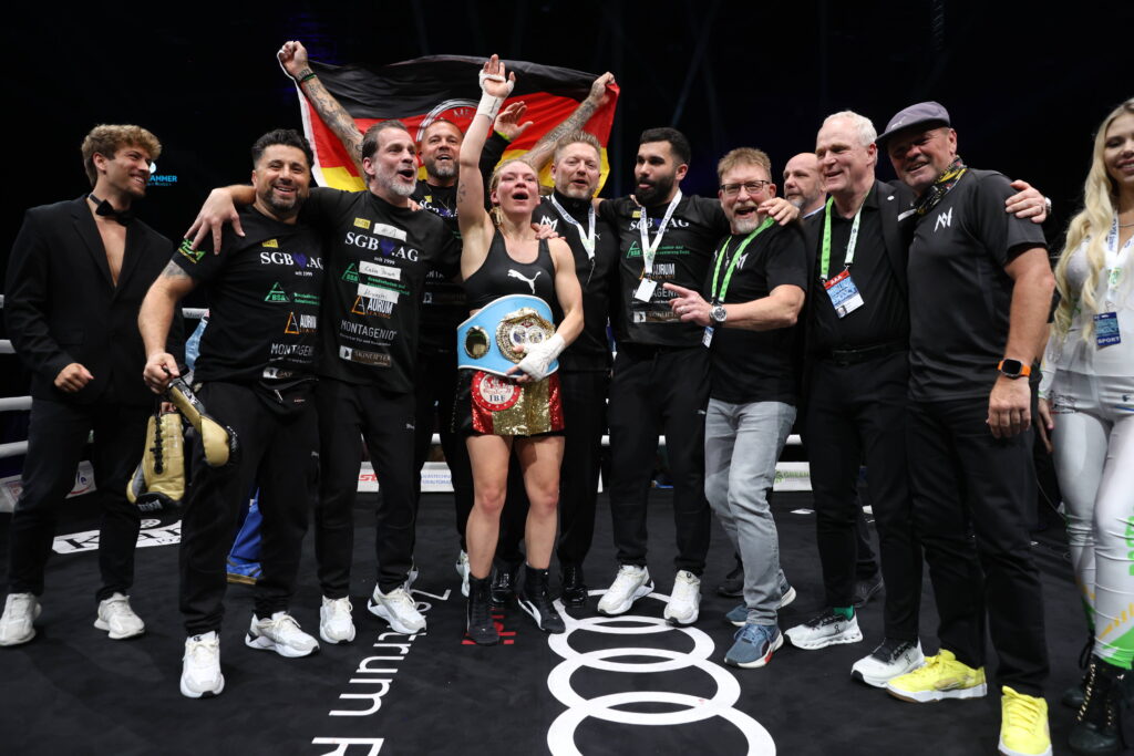 Nina Meinke celebrates with her team. (Photo: Torsten Helmke) 