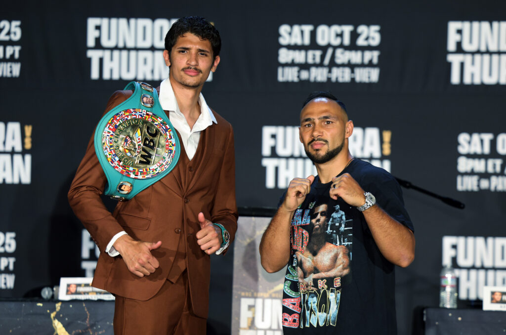 Sebastián Fundora (i.) y Keith Thurman en una rueda de prensa en Los Ángeles a principios de septiembre. Ahora habrá que esperar un poco más de lo previsto para que los dos rivales vuelvan a encontrarse en el ring.  (Foto: Getty Images)