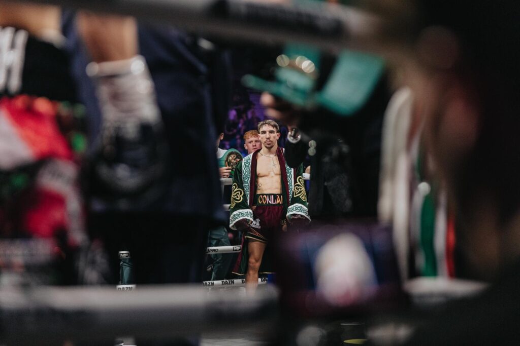Michael Conlan nach seiner Split-Decision-Niederlage gegen Kevin Walsh in der SSE Arena Belfast, sichtbar enttäuscht in der Ringecke nach dem Kampf