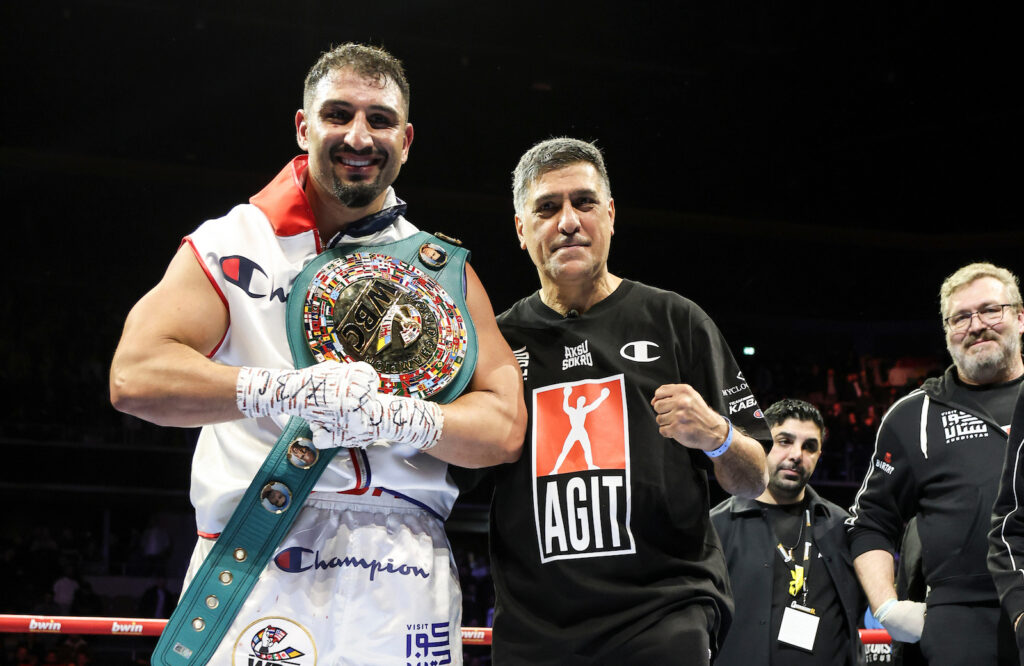 Erfolgsduo: WBC-Weltmeister Agit Kabayel (l.) mit seinem Trainer und Entdecker Sükrü Aksu. (Foto: Torsten Helmke)